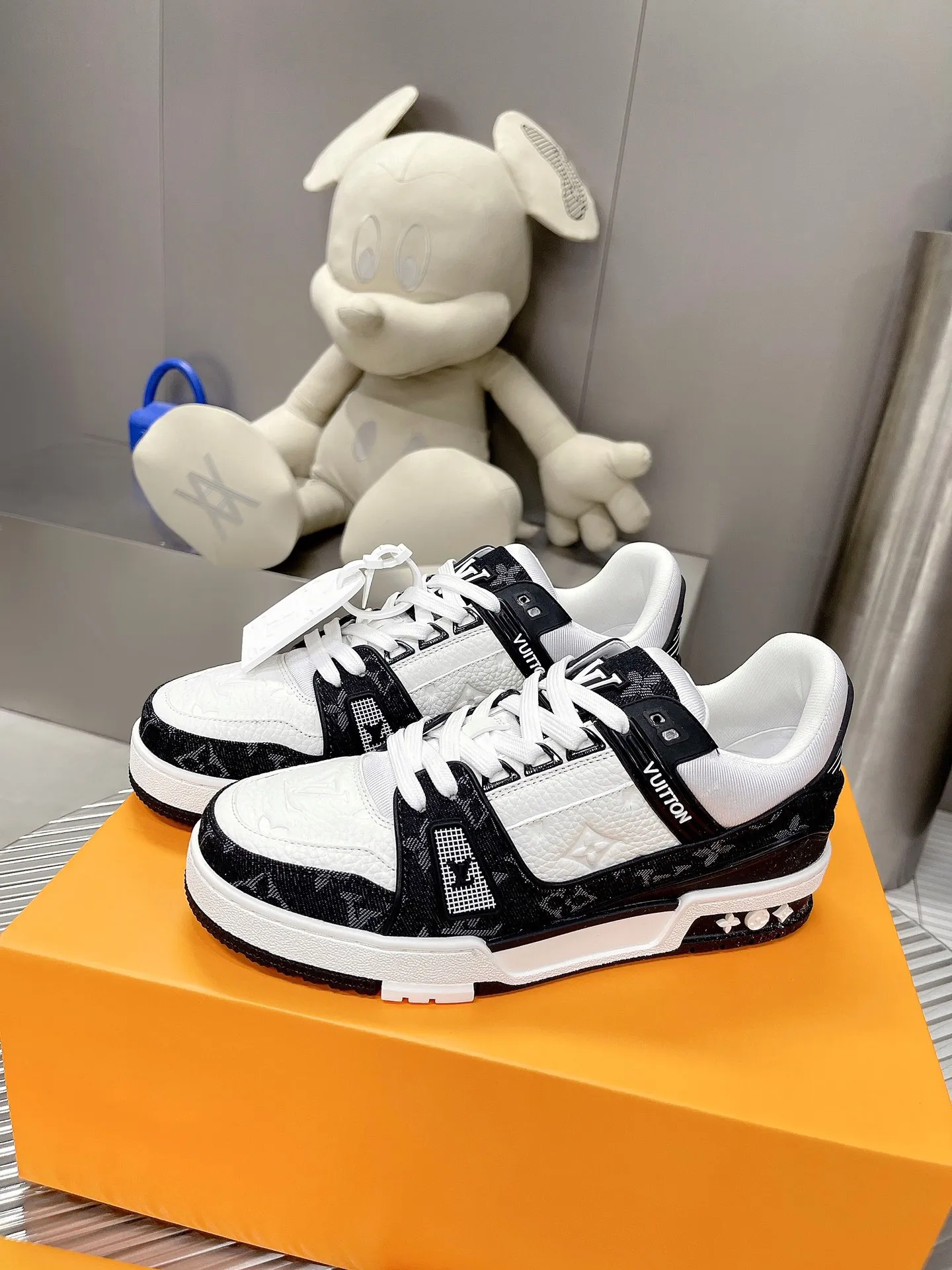 👟👟Ex-factory price 840👟👟The highest version on the Internet⚠️Feel free to compare! 2021🔥New model, purchase quality LV~Louis Vuitton by Virgin Abloh’s best-looking sneakers, Donkey Brand strongly recommends new products, official website limited edition retro basketball sneakers! Both high and low tops cost money to purchase 1:1 accurate replicas of the originals. The details are invincible, full of sincerity, imported custom-made original cowhide, the original package method is the same, the details are 100% restored, and the private model customized the original one-piece T👟👟factory price U outsole, which is different from other brands. Without the original version, this effect cannot be achieved! 35-45 (46 is custom-made and non-refundable) Some colors are available in women’s styles